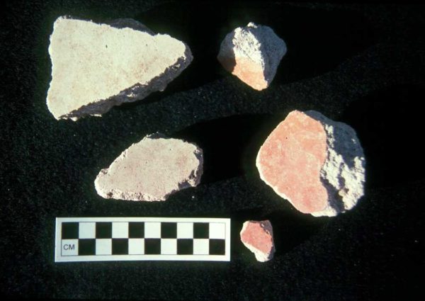<em>Fragments of red and white plaster from the San Agustín chapel (photo by Homer Thiel).</em>